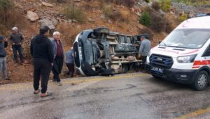 mersinde kamyonet devrildi uc yarali Cf6N82QO.jpg