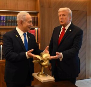 netanyahu trumpa altin guvercin hediye etti W7fjsc3A.jpg